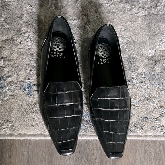Vince Camuto crocodile embossed black leather loafers. - Picture 5 of 5
